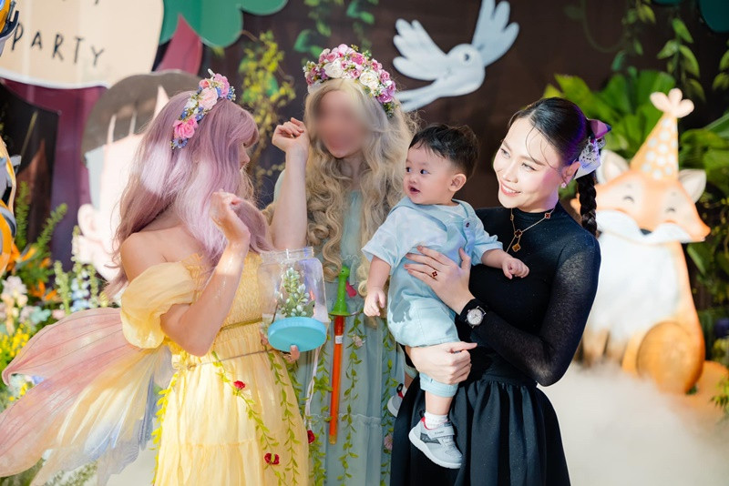 Bé Sutin vui đùa trong tiệc sinh nhật đầu tiên.