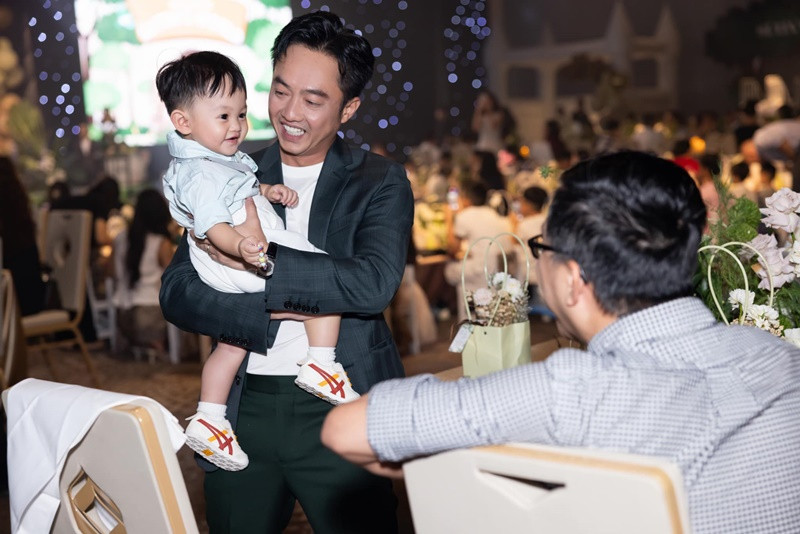 Cường Đô la nhắn nhủ bé Sutin: "Chào Sutin của ba, chào mừng con đến với thế giới này. Ba thực sự rất vui mừng khi biết tin mẹ mang thai con. Sau khoảng thời gian chờ đợi, ai trong nhà, mẹ, ba, anh hai, chị ba đều mong chờ đến ngày để đón con. Hôm nay, con của ba tròn một tuổi. Ba mẹ chúc con sẽ trở thành chàng trai thực sự ấm áp, bản lĩnh, mạnh mẽ. Ở đây, con có tình thương của ba mẹ, anh hai, chị ba, tất cả đều dành cho con những điều tốt đẹp nhất. Ba yêu con, yêu con rất nhiều. Con yêu của ba".