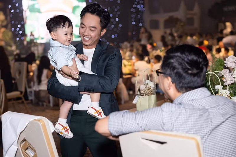 Cường Đô la nhắn nhủ bé Sutin: "Chào Sutin của ba, chào mừng con đến với thế giới này. Ba thực sự rất vui mừng khi biết tin mẹ mang thai con. Sau khoảng thời gian chờ đợi, ai trong nhà, mẹ, ba, anh hai, chị ba đều mong chờ đến ngày để đón con. Hôm nay, con của ba tròn một tuổi. Ba mẹ chúc con sẽ trở thành chàng trai thực sự ấm áp, bản lĩnh, mạnh mẽ. Ở đây, con có tình thương của ba mẹ, anh hai, chị ba, tất cả đều dành cho con những điều tốt đẹp nhất. Ba yêu con, yêu con rất nhiều. Con yêu của ba".