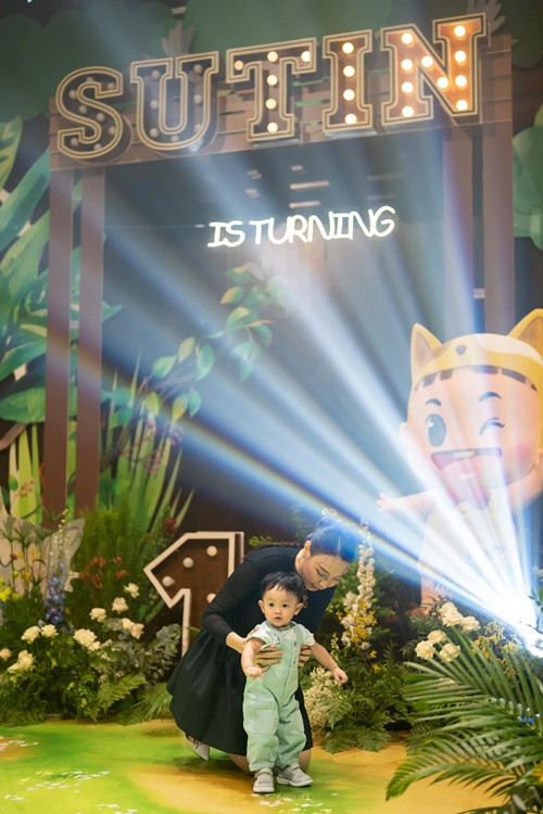 Đàm Thu Trang tự tay chuẩn bị tiệc sinh nhật 1 tuổi cho quý tử.