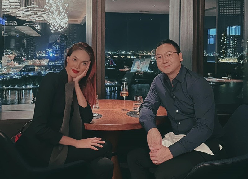 Theo Znews, Tuấn John từng học ở Canada nhiều năm trước khi trở về Việt Nam lập nghiệp. Ngoài 20 tuổi, chồng Lan Khuê đảm nhận các vị trí quản lý tại công ty gia đình.