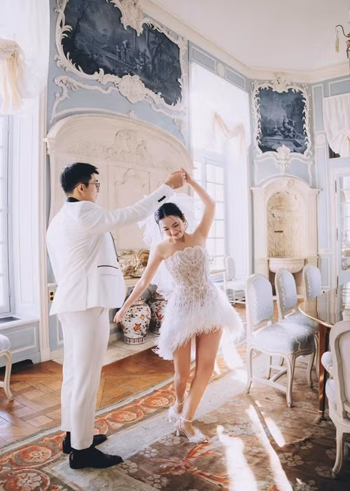 Chồng Midu có gia thế “khủng” bởi anh là con trai của ông Trần Duy Hy - Chủ tịch HĐQT kiêm TGĐ Công ty cổ phần nhựa Duy Tân. Bản thân Minh Đạt làm Giám đốc vận hành công ty Plascene - chi nhánh của nhựa Duy Tân ở Mỹ.