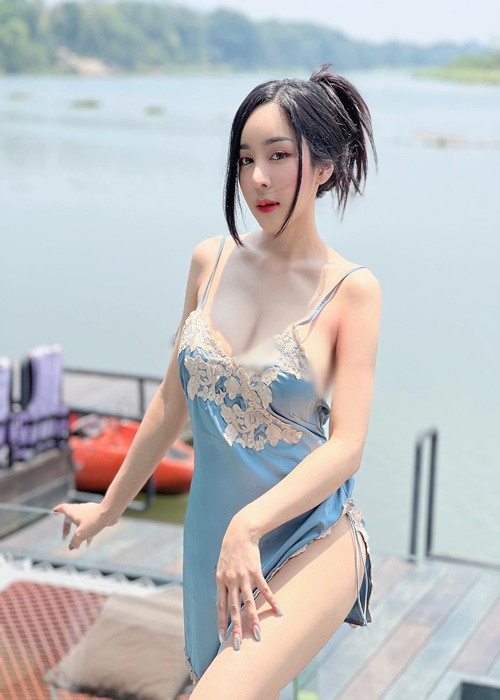 Jubjib chẳng ngại ngần diện những mẫu trang phục xẻ táo bạo hoặc ngắn cũn cỡn.