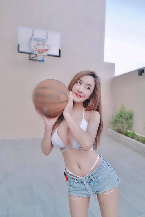 Hot girl người Thái Lan có gần 1 triệu người theo dõi trên Instagram và Facebook.