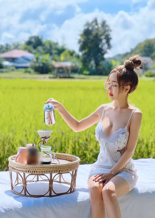 Jubjib sở hữu thân hình gợi cảm cùng gương mặt xinh đẹp.