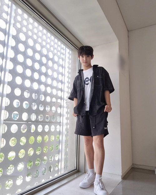 Park Geon Roung ăn mặc trẻ trung đúng lứa tuổi. Ảnh: Instagram.