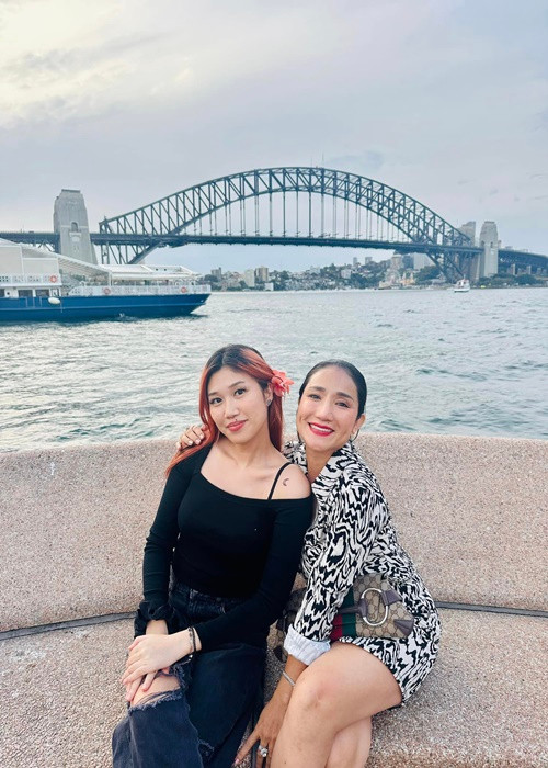 Cát Tường thường xuyên cập nhật hình ảnh bên con gái. Ảnh: FBNV.