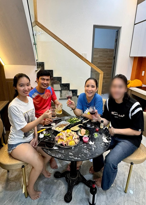 Nữ MC đăng ảnh thân thiết bên vợ chồng Tiết Cương. Ảnh: FBNV.