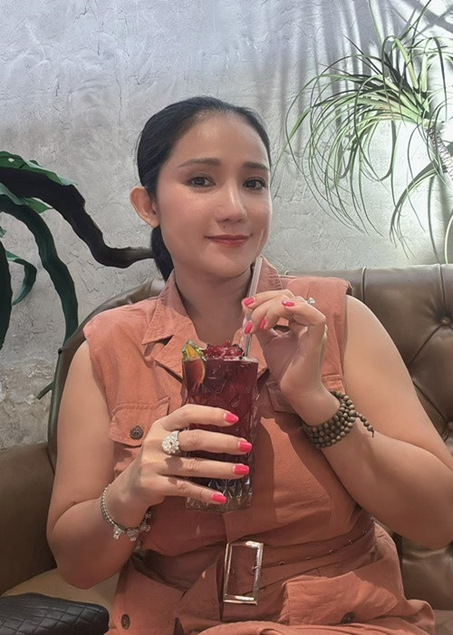 “Ban đầu tôi bị đau bụng, đau cả tháng trời mà tôi lì lắm nên mỗi lần như vậy tôi tự đi mua thuốc giảm đau uống. Lúc đó, tôi vẫn còn đi nhậu vì buồn lắm. Đến khi đi khám, bác sĩ liệt kê 6 giai đoạn rồi nói tôi đang ở bước số 4 là chuyển sản ruột. Đây là mầm mống của bệnh ung thư, mà nguyên nhân ban đầu là do stress", Cát Tường chia sẻ vào tháng 12/2023. Ảnh: FBNV.