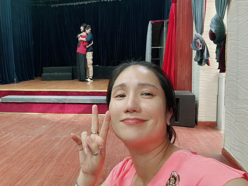 Sợ than thở sẽ gây tranh cãi, trên mạng xã hội, Cát Tường chỉ chia sẻ hình ảnh vui vẻ đi chơi, làm việc. Ảnh: FBNV.