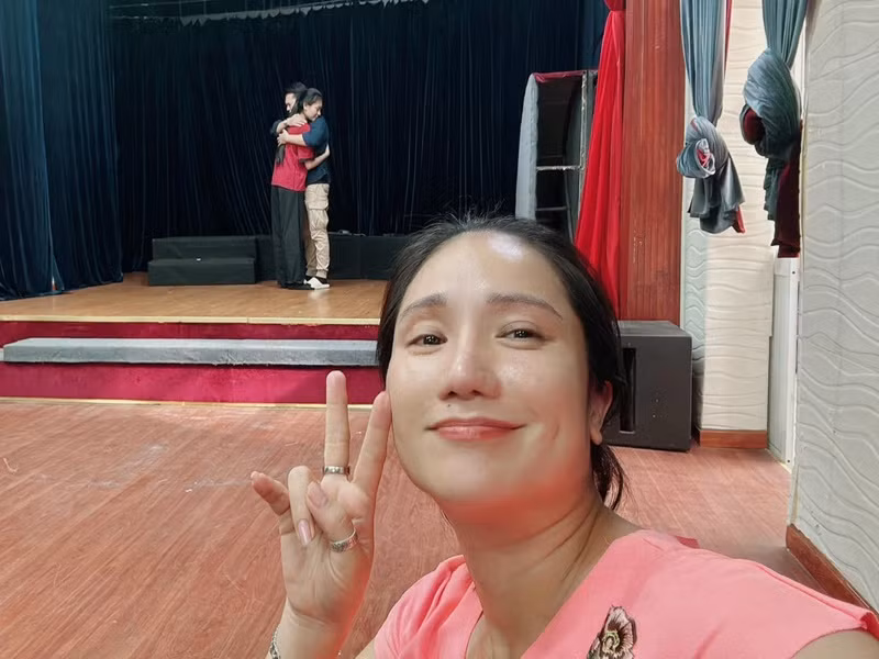 Sợ than thở sẽ gây tranh cãi, trên mạng xã hội, Cát Tường chỉ chia sẻ hình ảnh vui vẻ đi chơi, làm việc. Ảnh: FBNV.