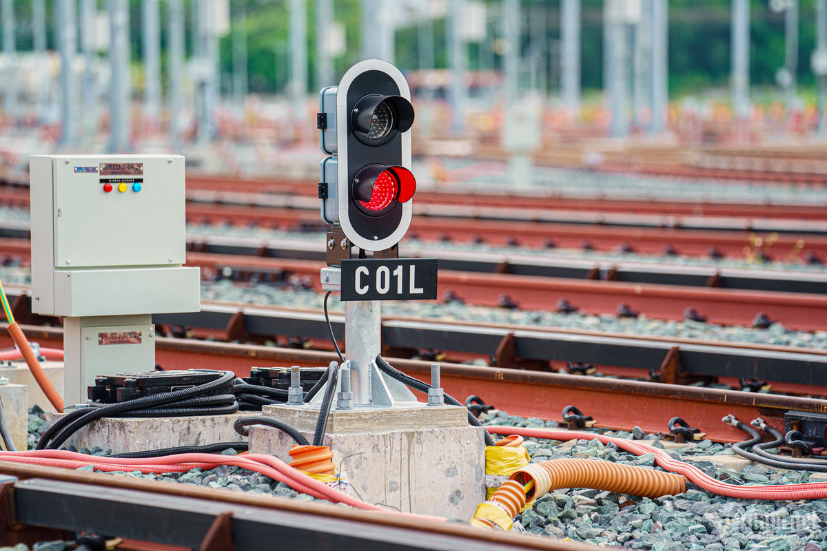 Hệ thống đèn tín hiệu đường sắt cũng đã hoàn thiện.