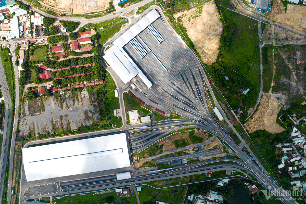  Depot Long Bình của tuyến Metro Bến Thành - Suối Tiên được đặt tại phường Long Bình, TP Thủ Đức. Đây là trung tâm điều khiển, bảo dưỡng và sửa chữa tàu lớn nhất TPHCM.