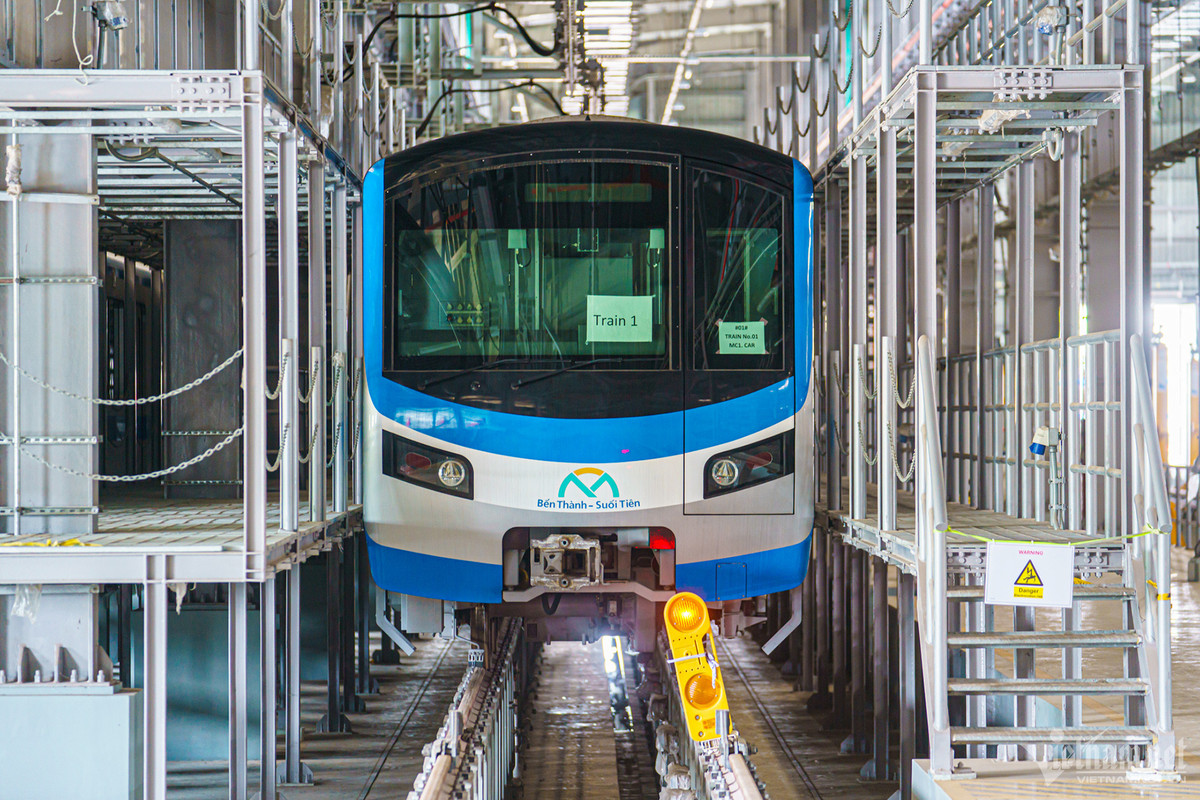 Depot Long Bình bao gồm khu trung tâm điều khiển và bảo dưỡng tàu bao gồm các tòa nhà vận hành và bảo dưỡng; xưởng chính bảo dưỡng tàu; các cơ sở hạ tầng bảo dưỡng các thiết bị khác của đường ray, hệ thống điện, tín hiệu, thông tin liên lạc; bãi đỗ tàu; trạm vệ sinh tàu; mạng lưới đường nội bộ bên trong và bên ngoài khu vực; khu văn phòng...