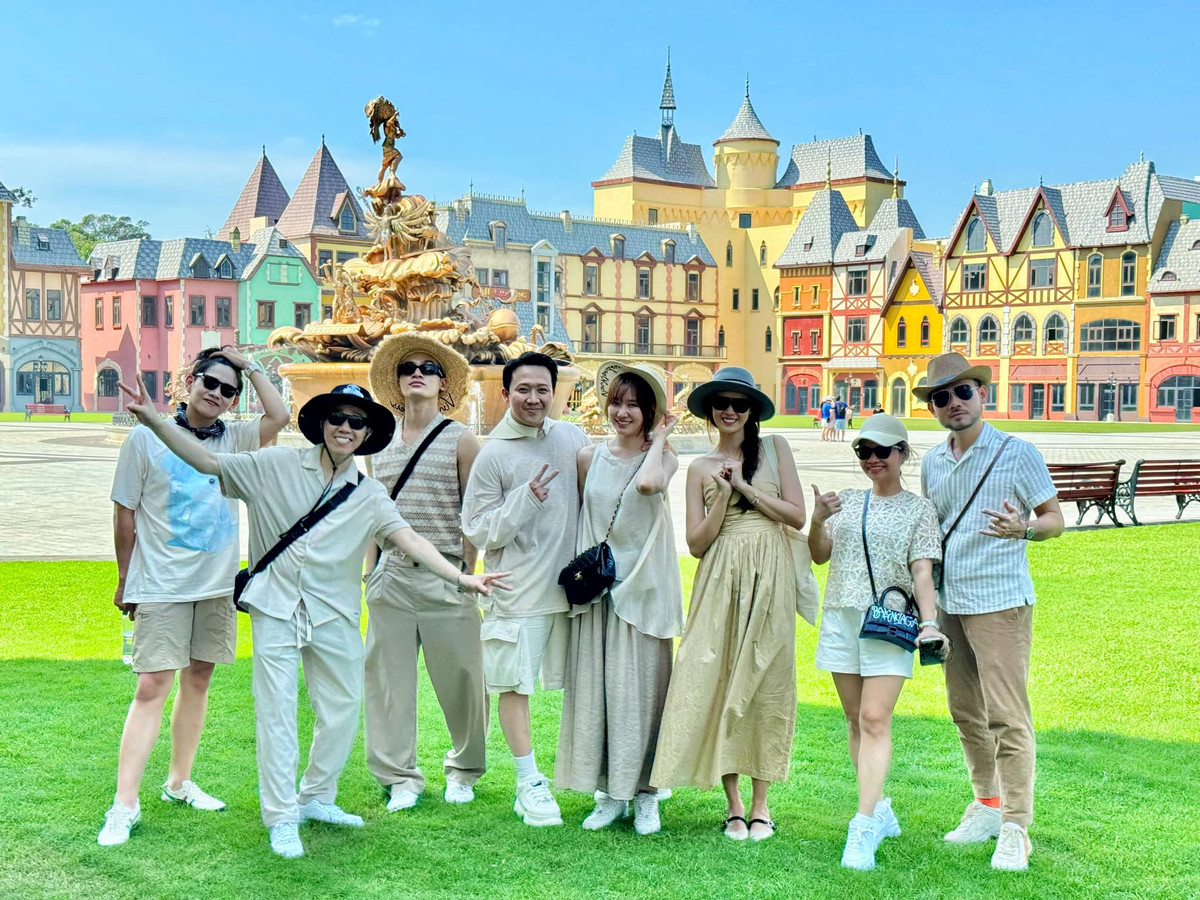 Chia sẻ về đám cưới, Quỳnh Anh cho hay: "Cảm ơn anh đợi em lớn lên rồi dắt em đi chụp hình cưới, chỉ đơn giản vậy thôi là em đủ vui rồi".