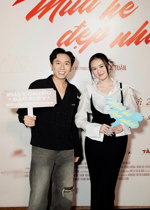 Cặp đôi diễn viên ăn mặc đồng điệu, tình tứ bên nhau.