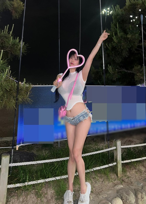 Trang phục của cô nàng bị đánh giá phản cảm.