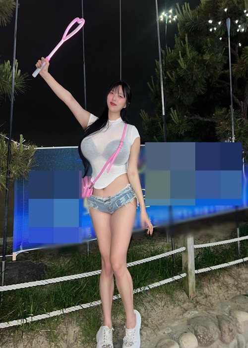 Mới đây, hot girl Kim Gayoung diện áo xuyên thấu kết hợp quần short khi xuống phố.