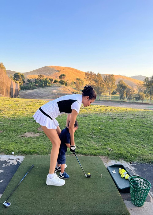 Hai con trai của Phạm Hương ở biệt thự, đi xe sang, học chơi golf.