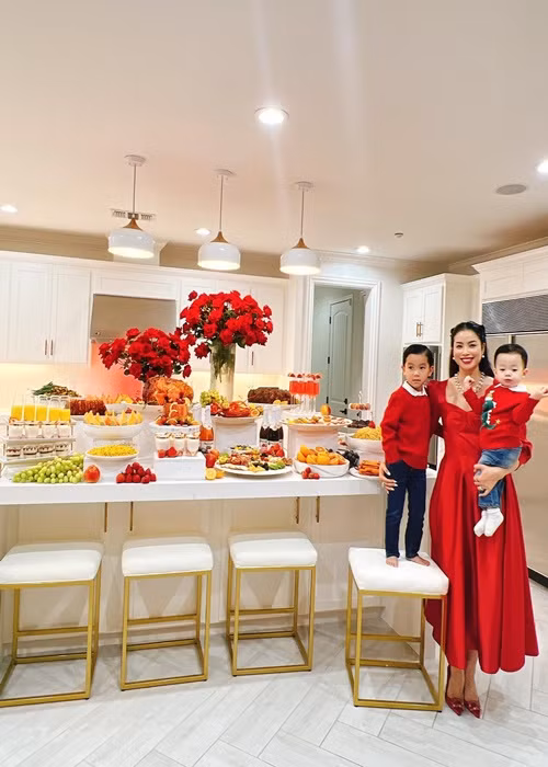 Phạm Hương có cuộc sống nhung lụa ở trời Tây.