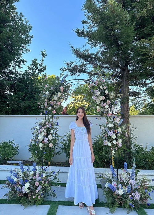 Không còn làm người mẫu, Phạm Hương đã mở một tiệm hoa.