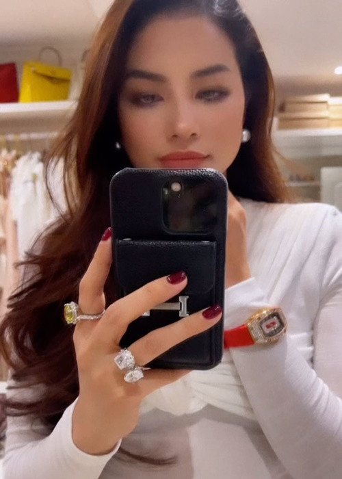 Hoa hậu gốc Hải Phòng khoe nhẫn, đồng hồ kim cương.