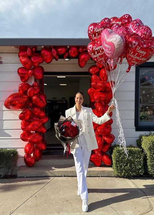 Hậu công khai danh tính chồng, Phạm Hương khoe bó hoa từ "nửa kia" ngày Valentine.