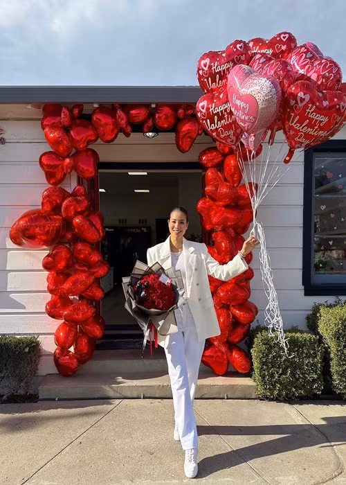 Hậu công khai danh tính chồng, Phạm Hương khoe bó hoa từ "nửa kia" ngày Valentine.