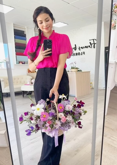 Người đẹp gốc Hải Phòng tự tay cắm hoa cho khách hàng.