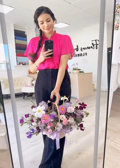 Người đẹp gốc Hải Phòng tự tay cắm hoa cho khách hàng.