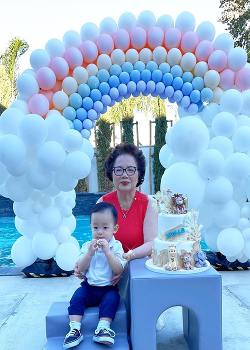 Mẹ chồng Phạm Hương chiều con dâu. Bà từng mang dưa muối, tặng nhẫn cho Phạm Hương.