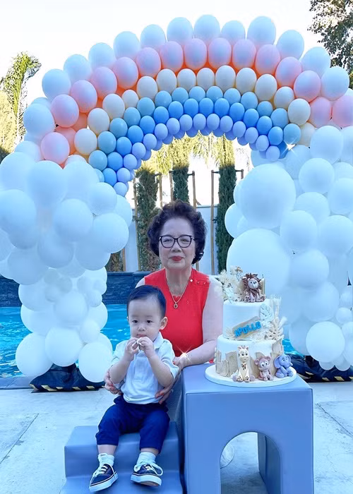 Mẹ chồng Phạm Hương chiều con dâu. Bà từng mang dưa muối, tặng nhẫn cho Phạm Hương.