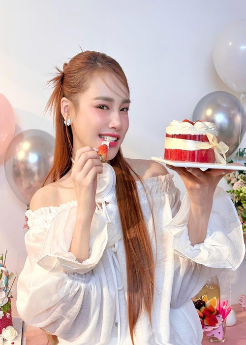 Mới đây, là khách mời trong talkshow của Liêu Hà Trinh, Nhã Phương chia sẻ, cô yêu Trường Giang một phần vì thấy anh chăm sóc người xung quanh.