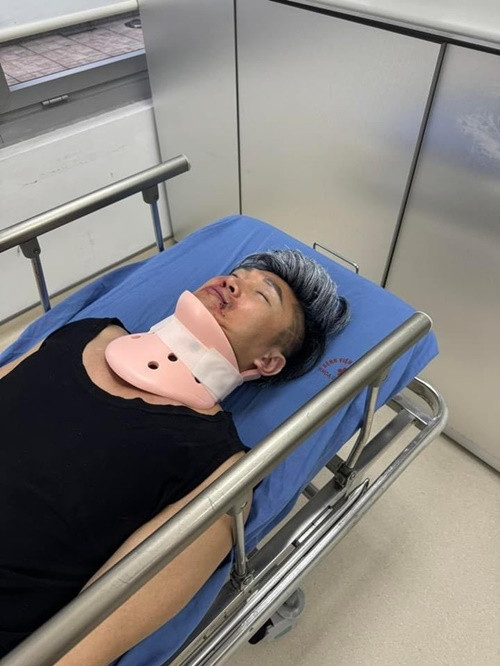 Ca sĩ Du Thiên nhanh chóng được đưa đi cấp cứu. Ảnh: Vietnamnet.