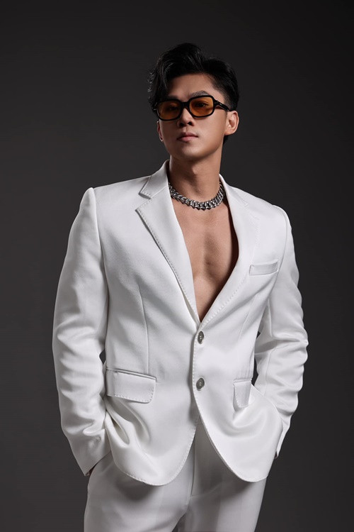 Sau sự cố của Du Thiên, ê-kíp quyết định cắt bỏ vài cảnh phụ chưa kịp quay để MV ra mắt đúng hẹn. Ảnh: FBNV.