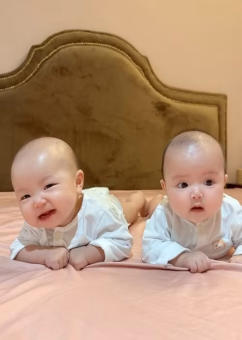 Cặp song sinh nhà hot girl chào đời vào tháng 1/2024.