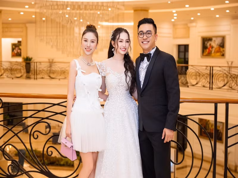 Được Tuấn Hưng nâng đỡ, Hạnh Sino ngày càng hoàn thiện hơn về mặt thanh nhạc, vũ đạo và có chỗ đứng khá vững chắc.