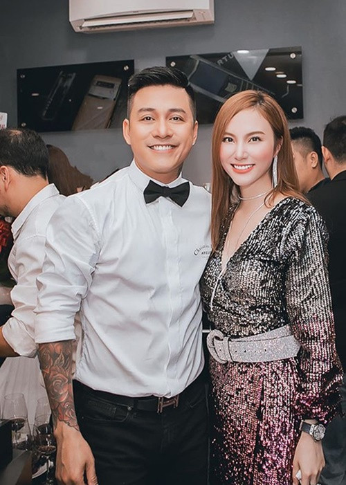 Hot girl Hạnh Sino đầu quân về ê-kíp của Tuấn Hưng và hoạt động dưới sự quản lý, định hướng của nam ca sĩ vào năm 2014.