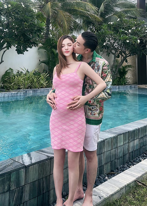 Học trò cưng của Tuấn Hưng mang bầu đôi: 1 trai, 1 gái.