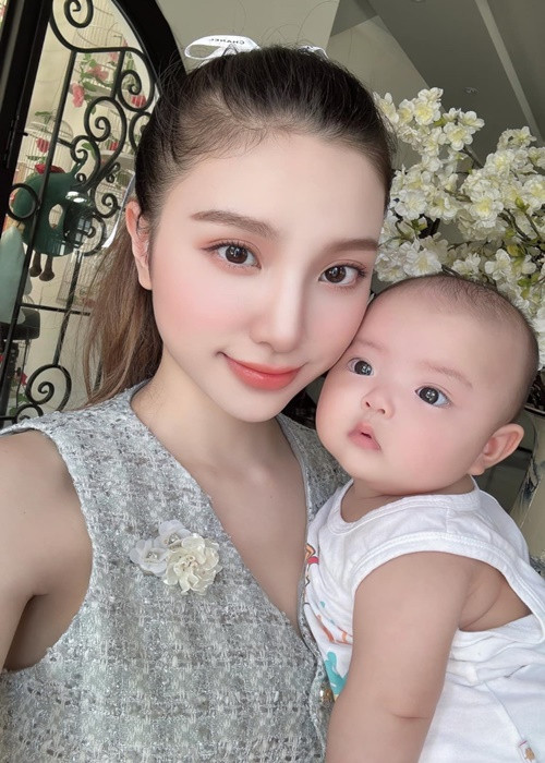 Hạnh Sino thoải mái khoe hình ảnh các con.