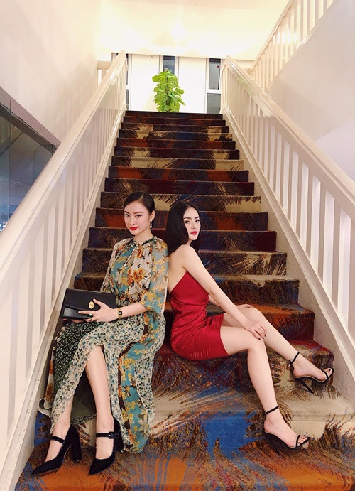 Sở hữu vóc dáng thon gọn, làn da trắng mịn màng, Angela Phương Trinh và Phương Trang mặc gì cũng hút mắt.