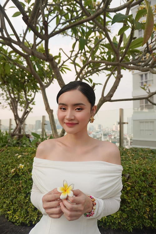 Em gái của Angela Phương Trinh đang là trụ cột kinh tế của gia đình.