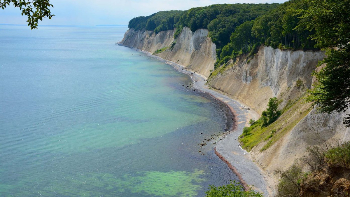 Biển Baltic là một nhánh của Đại Tây Dương và cũng là vùng nước lợ nội địa lớn nhất trên thế giới. Đức là một trong 9 quốc gia có lãnh thổ giáp với biển Baltic. Bờ biển Baltic tại Đức có những đoạn lõm vào, tạo ra những vách đá ấn tượng.Những điểm nổi bật tại bờ biển Baltic ở Đức bao gồm thành phố cảng Stralsund với công trình kiến trúc cổ điển bằng gạch đỏ, những vách đá dựng đứng tại công viên quốc gia Jasmund trên đảo Rugen và bán đảo Fischland-Darss-Zingst.