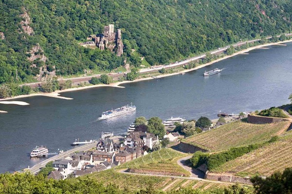 Hẻm núi Rhein, hay còn được gọi là Thượng Thung lũng Trung lưu sông Rhein, nằm ở miền Tây nước đức. Nơi đây đã được UNESCO công nhận là di sản thế giới vào năm 2002 nhờ sự kết hợp độc đáo giữa địa chất, lịch sử và văn hóa. Khi đến đây, du khách có thể khám phá các nhà máy bia rượu truyền thống, tham quan một số lâu đài như Katz, Stolzenfels, Marksburg, Pfalzgrafenstein… hay đi du ngoạn bằng thuyền trên sông Rhine.