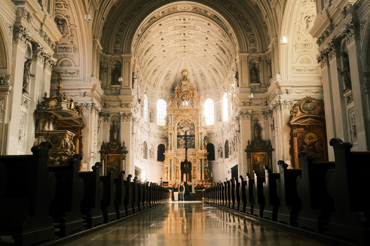 Munich là thủ phủ của bang Bayern, cái nôi của nền văn hóa cổ điển Đức. Thành phố lớn thứ ba của Đức còn là trung tâm sản xuất công nghệ cao đồng thời là cửa ngõ dẫn vào dãy núi Bavarian Alps hùng vĩ. Các điểm tham quan nổi bật tại đây gồm cung điện München và cung điện Nymphenburg tồn tại từ thế kỷ 17. Du khách cũng có thể di chuyển về phía Nam, tham quan các ngôi làng cổ bên dãy núi Bavarian Alps. Thời điểm lý tưởng để đến đây là vào tháng 9 và 10, khi lễ hội bia được tổ chức với nhiều hoạt động thú vị.