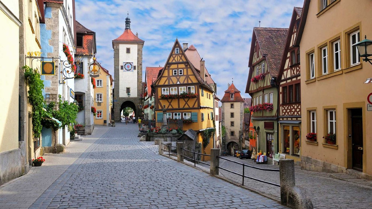 Trong tiếng Đức, làng Rothenburg ob der Tauber có nghĩa là “phía trên sông Tauber”. Đây là một ngôi làng đã tồn tại từ thời trung cổ với những tòa nhà cổ kính và đường đi được lát đá cuội. Du khách có thể ghé thăm bảo tàng Reichsstad, tu viện Dominica hay đến Nhà thợ thủ công cổ Rothenburg – nơi những thợ thủ công đang miệt mài làm ra những tác phẩm thủ công mỹ nghệ với lịch sử hơn 700 năm.