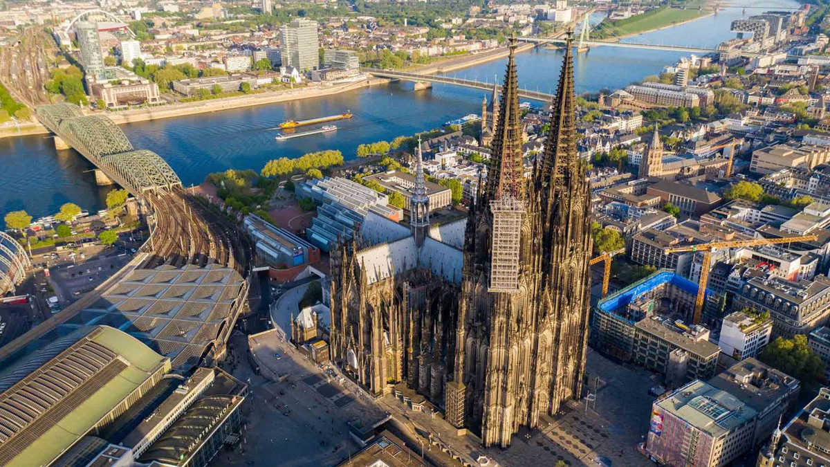 Thành phố Cologne được biết đến với khí hậu trong lành, cùng nhiều di tích lịch sử. Biểu tượng của Cologne là nhà thờ chính tòa Cologne, được xây dựng từ thế kỷ 13, đây cũng được xem là nhà thờ lớn nhất nước Đức. Ngoài ra, du khách cũng có thể tham quan bảo tàng Romisch-Germanisches với bộ sưu tập về nghệ thuật châu Âu từ thế kỷ 13 đến thế kỷ 19.