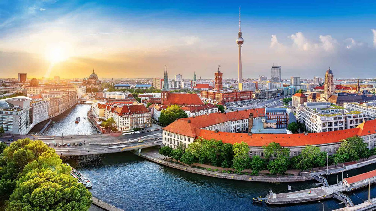 Thành phố Berlin là thủ đô và cũng là thành phố đông dân nước Đức, nổi tiếng với các bảo tàng, di tích lịch sử và ẩm thực đa dạng. Du khách có thể lựa chọn tham quan các di tích như bức tường Berlin, đảo Bảo tàng, cổng thành Brandenburg. Ngoài ra, khách du lịch cũng có thể hòa mình vào các quán bia địa phương, tham dự các phiên chợ ngoài trời, nghe nhạc sống trên đường phố.
