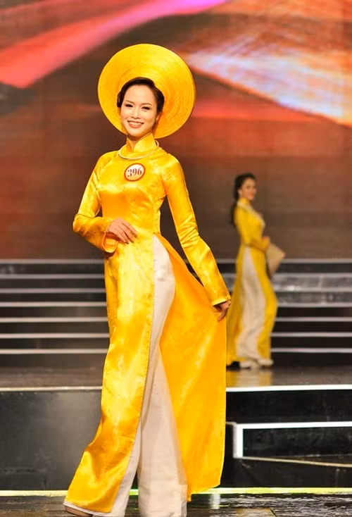 Cô lọt top 5 Hoa hậu Việt Nam và giành giải phụ Người đẹp áo dài. Ảnh: Tiền Phong.
