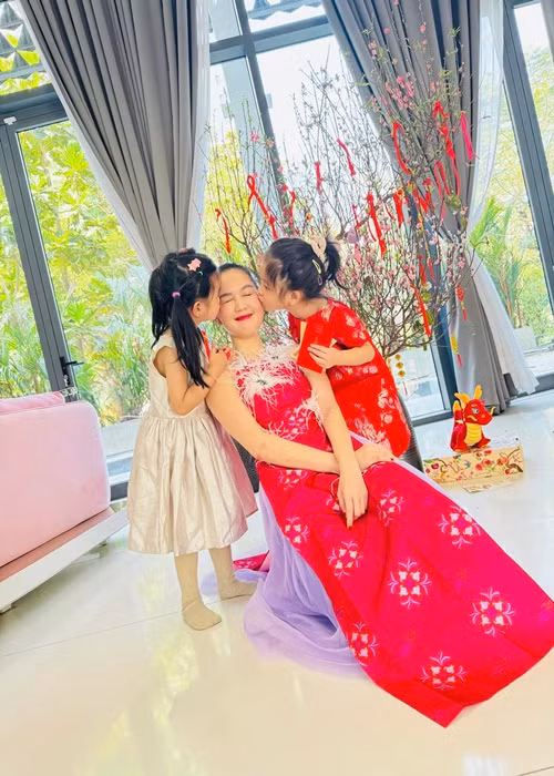 Ngọc Trinh cố gắng lấy lại tinh thần. Bác sĩ Cao Hữu Thịnh - bạn thân của Ngọc Trinh tiết lộ tâm lý nữ người mẫu chưa ổn định, bị mất ngủ sau quãng thời gian vướng lao lý.